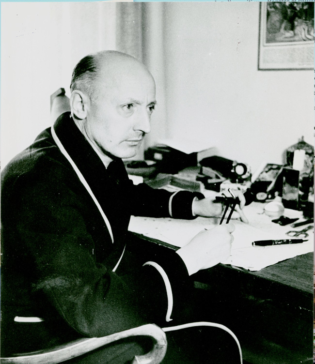 505 test Armand-Salacrou-à-sa-table-de-travail-en-1946