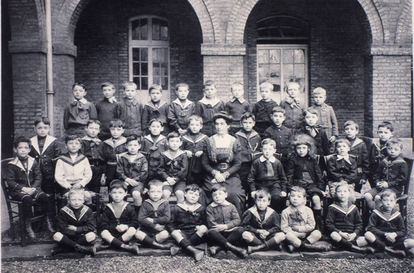 Classe enfantine de Queneau,1er du 3ème rang à gauche