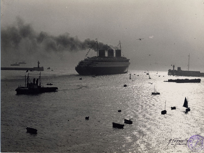 Le <i>Normandie</i> quittant le Havre en 1935, photographie