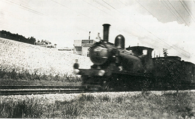 Locomotive devant Médan, photographie d’Émile Zola, Musée Émile Zola