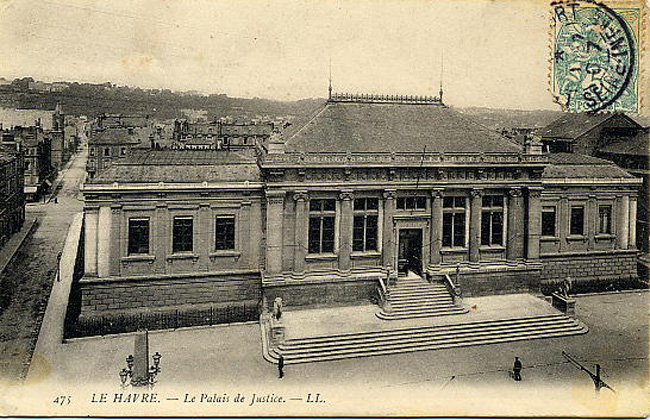 Palais de Justice, au fond la rue J.-B ; Eyriès, carte postale, début XX<sup style='font-size:0.5em;'>e</sup>