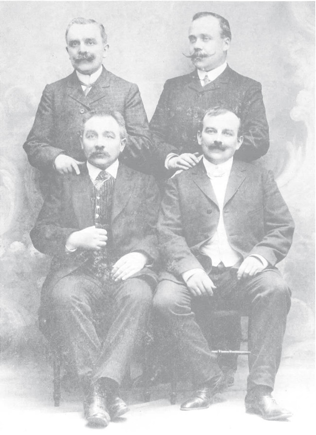 Les quatre frères Destouches. De gauche à droite René, Fernand (père de Céline), Georges et Charles. 