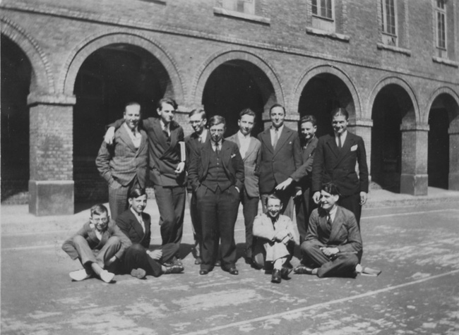 Sartre dans la cour du lycée, 1937