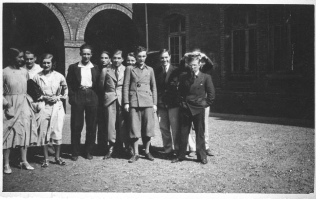 J.-P. Sartre dans la cour du lycée, 1937